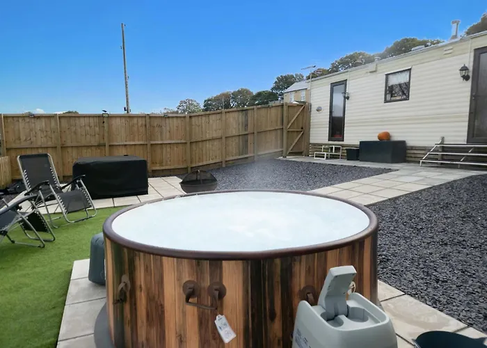 Hopkins Retreat - 3 Bedroom Caravan - Hot Tub