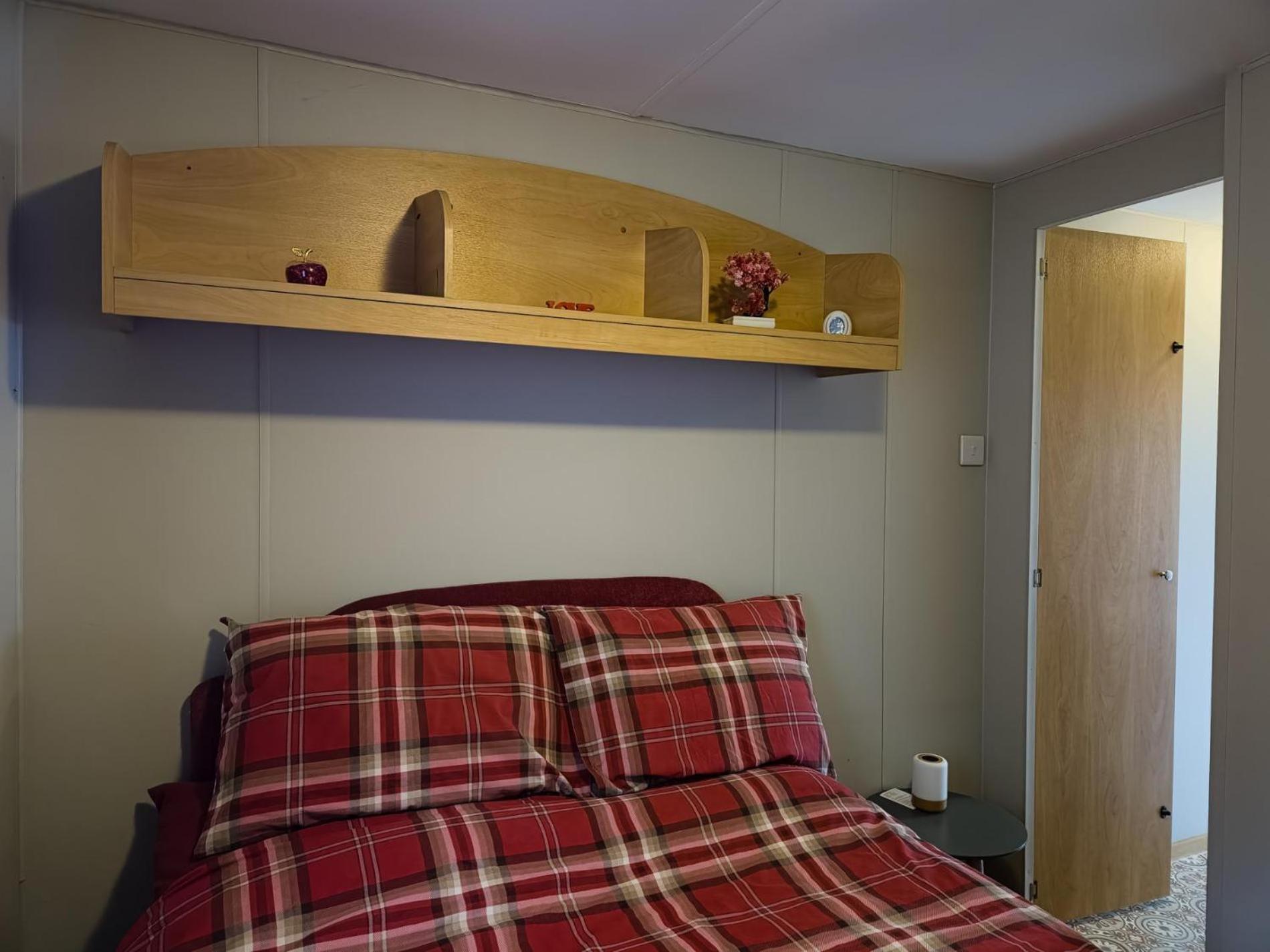 Hopkins Retreat - 3 Bedroom Caravan - Hot Tub * Swansea