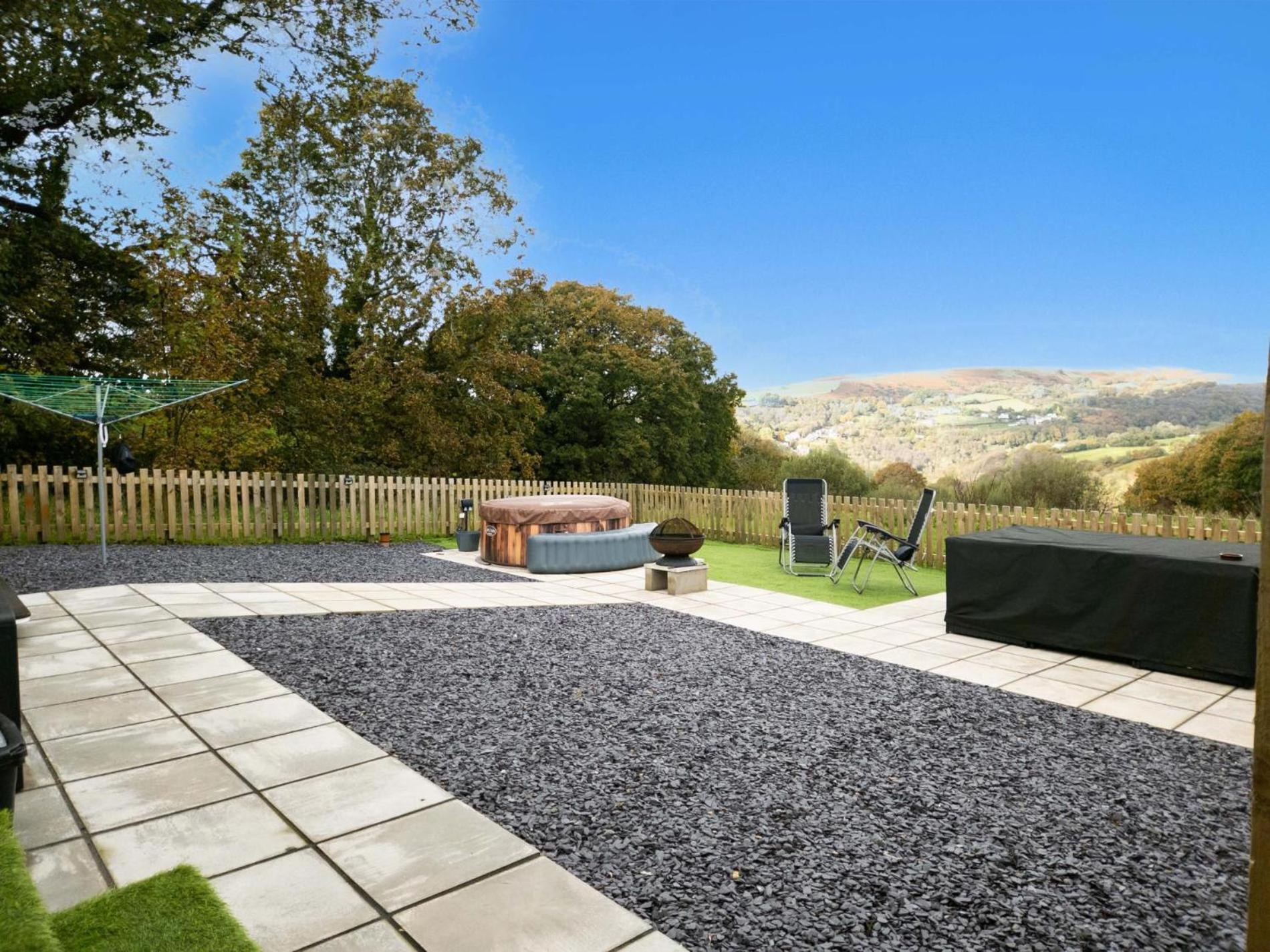 Hopkins Retreat - 3 Bedroom Caravan - Hot Tub
