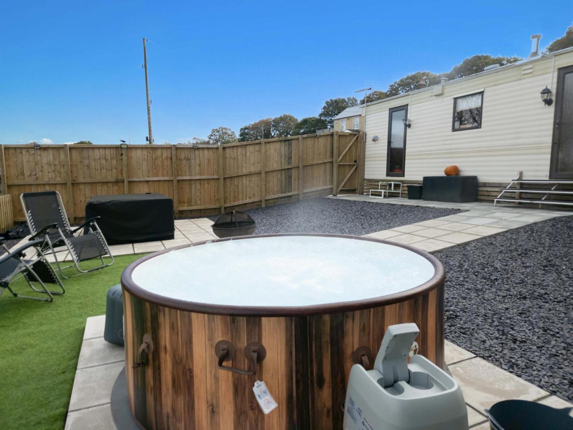 Hopkins Retreat - 3 Bedroom Caravan - Hot Tub Swansea